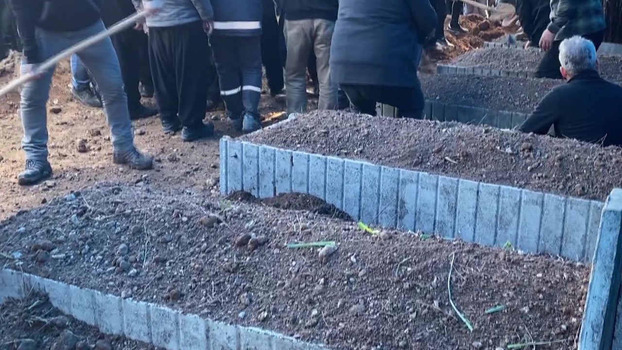 Polis memurunun öldürdüğü 5 yakını, yan yana toprağa verildi