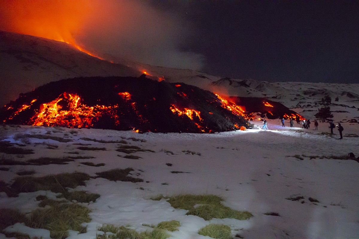 İtalya’da Etna Yanardağı’ndaki lav akışı sürüyor