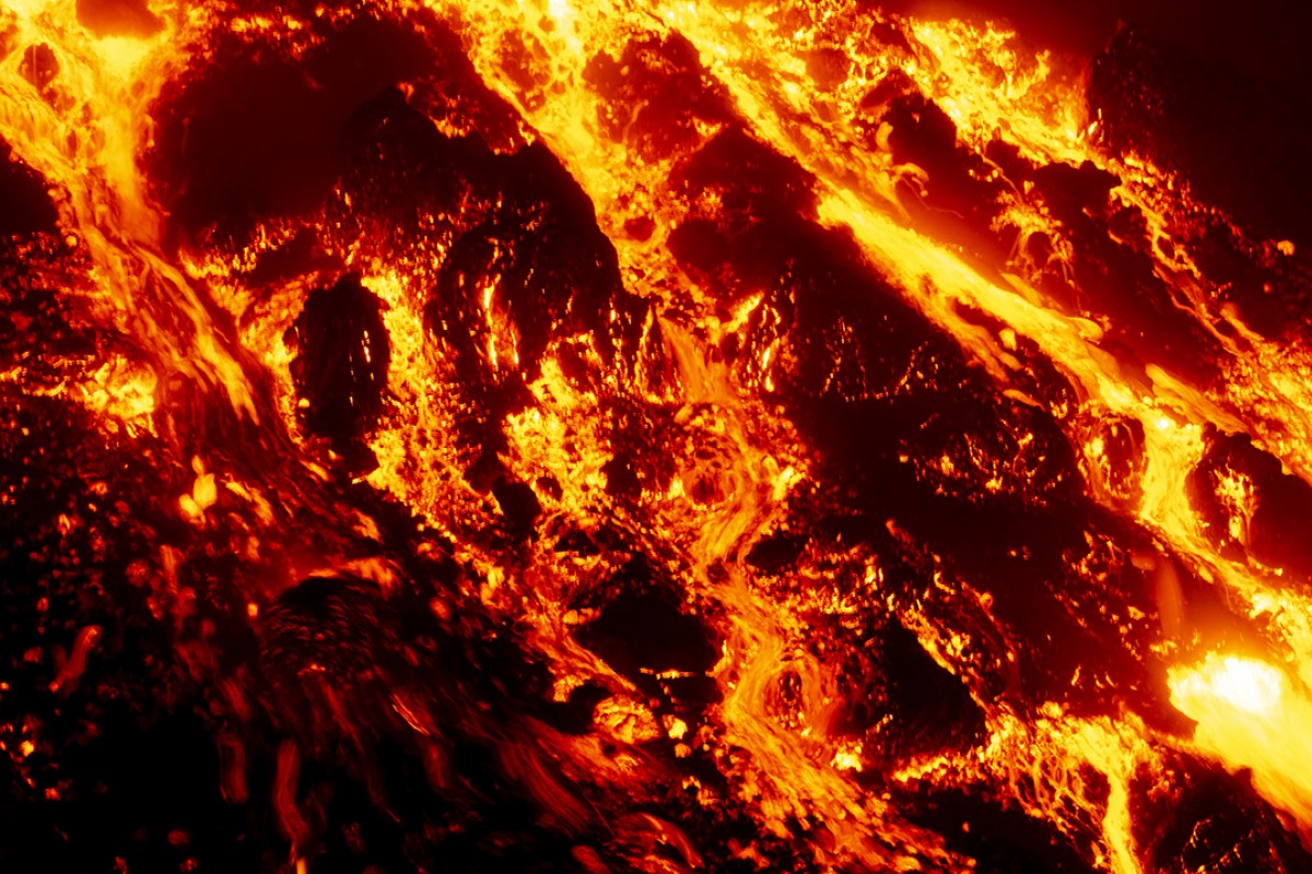 İtalya’da Etna Yanardağı’ndaki lav akışı sürüyor
