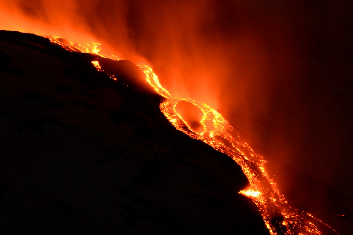 İtalya’da Etna Yanardağı’ndaki lav akışı sürüyor