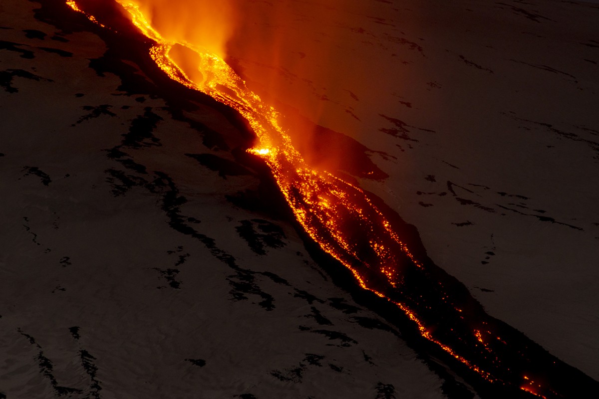 İtalya’da Etna Yanardağı’ndaki lav akışı sürüyor