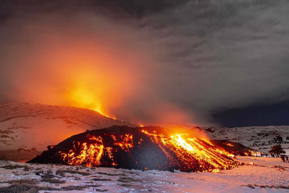 İtalya’da Etna Yanardağı’ndaki lav akışı sürüyor