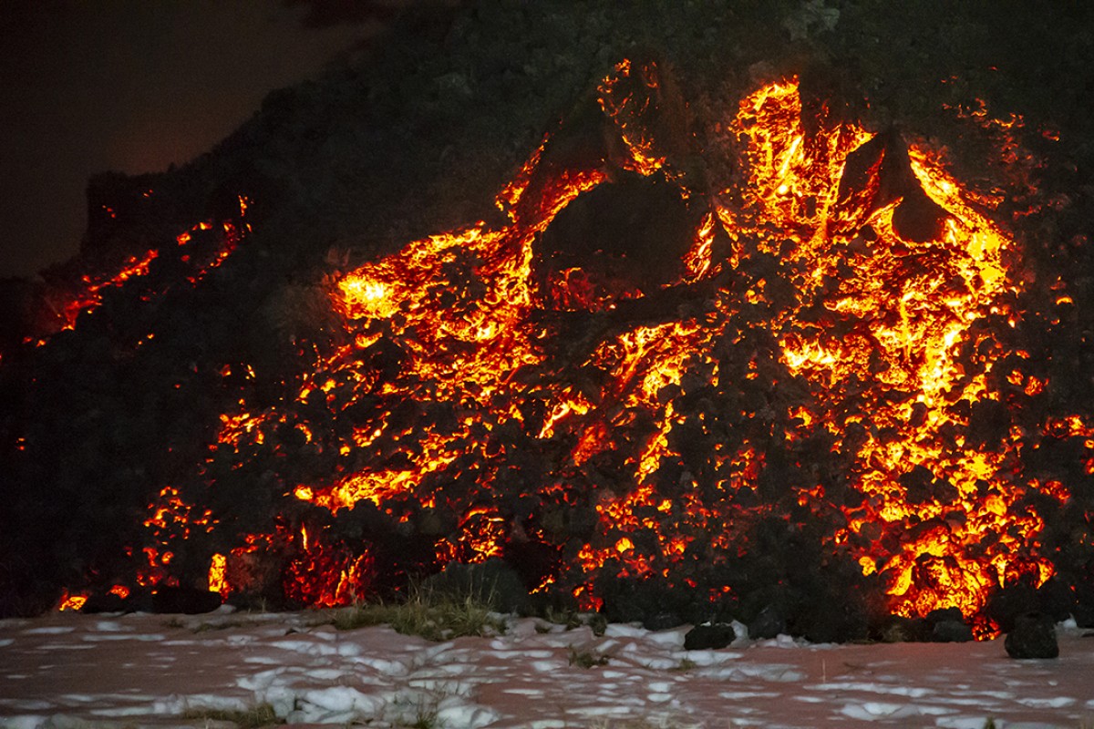 İtalya’da Etna Yanardağı’ndaki lav akışı sürüyor