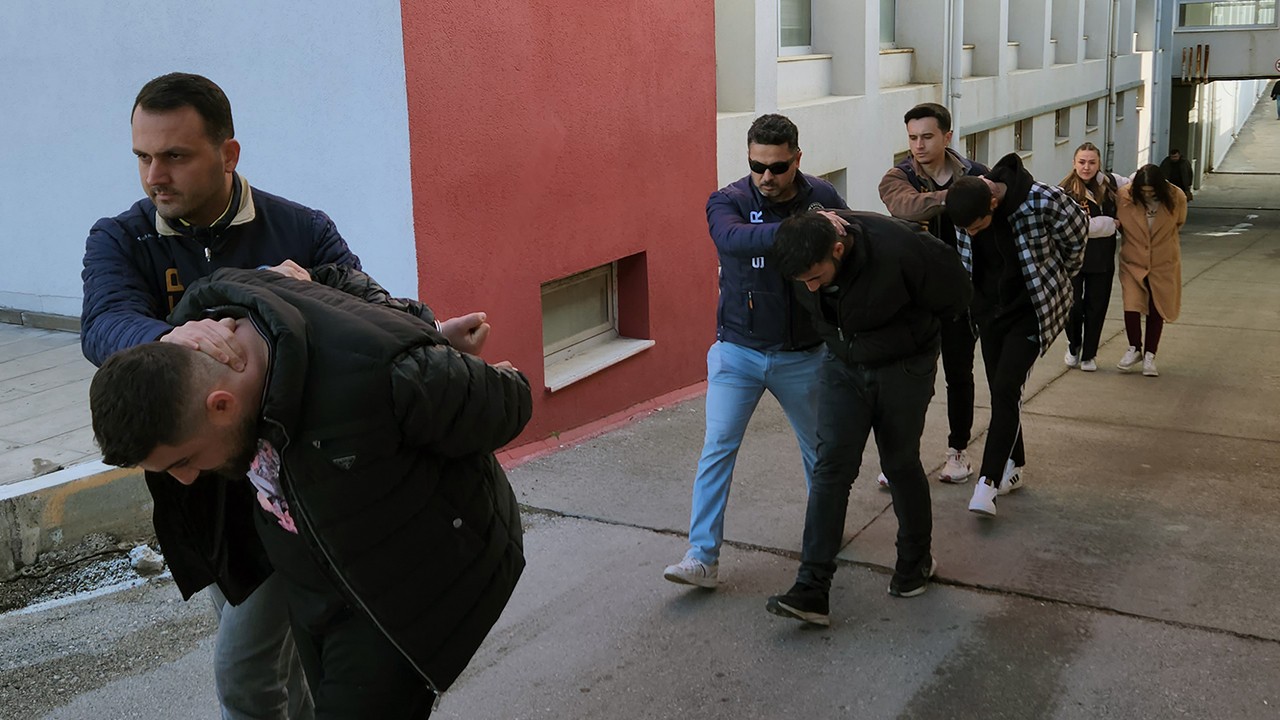 Kendini infaz koruma memuru olarak tanıtıp, 690 bin TL dolandırdı