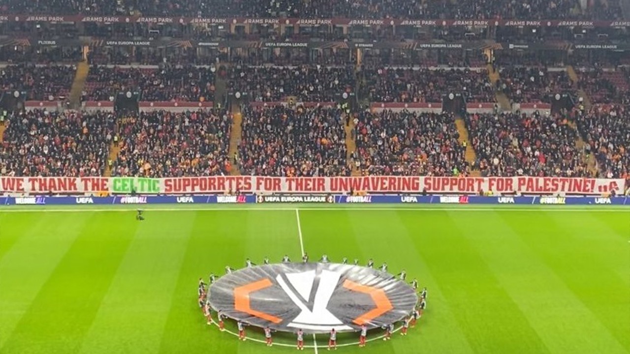 Galatasaray taraftarlarından, Filistin’e destekleri için Celtic taraftarlarına teşekkür pankartı