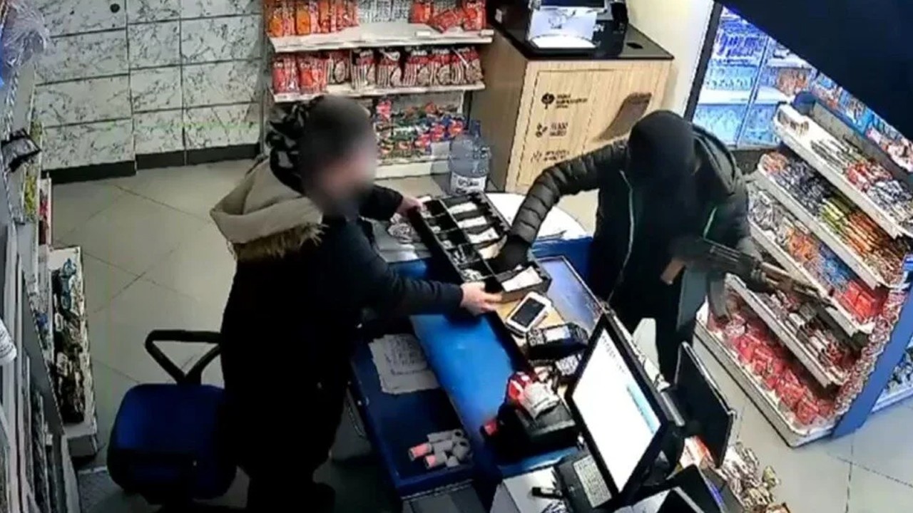 Oyuncak tüfekle benzinciyi soydu! Korku dolu anlar kameraya yansıdı