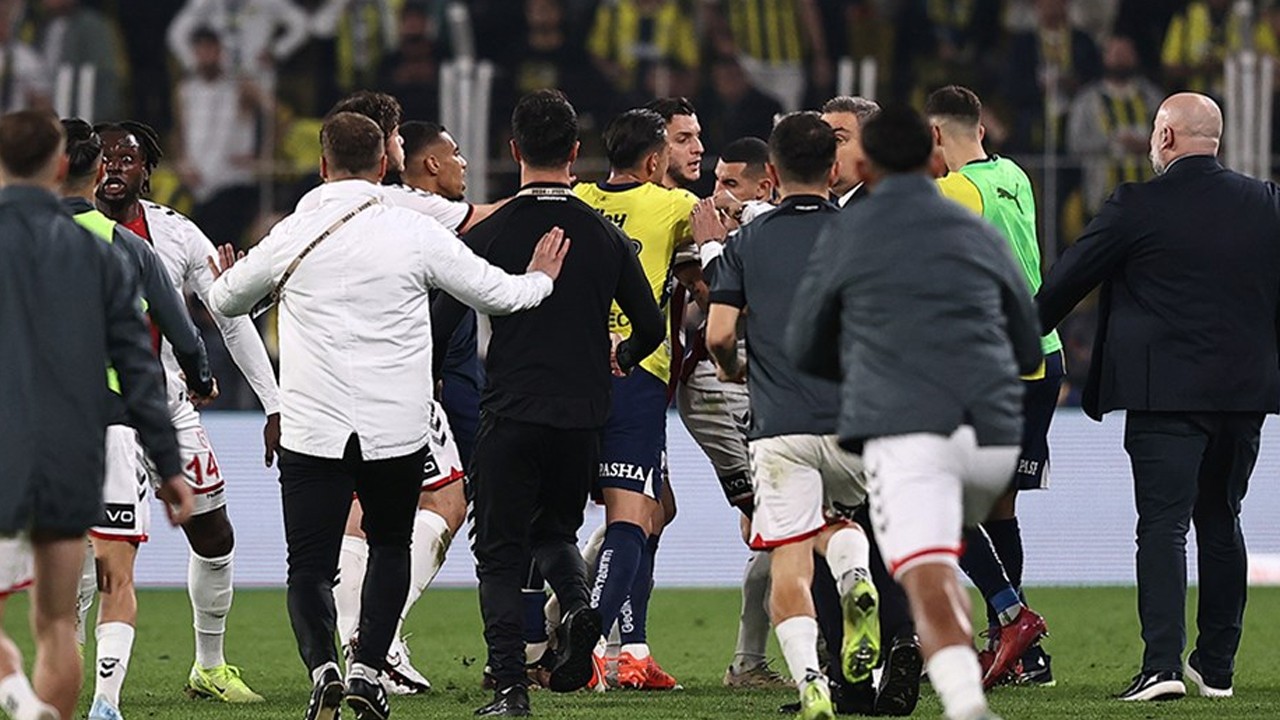 Kadıköy'de Fenerbahçe-Samsunspor maç sonu saha içi karıştı