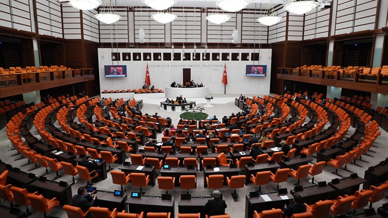 Emekli bayram ikramiyesi düzenlemesinde ilk 4 madde kabul edildi
