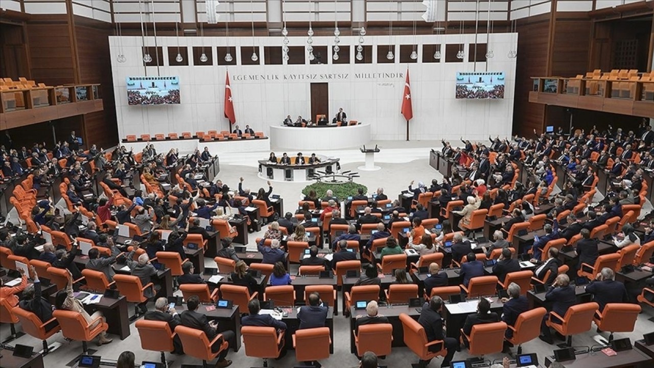 Emekli ikramiyesini 4 bin liraya yükselten teklif TBMM'de kabul edildi