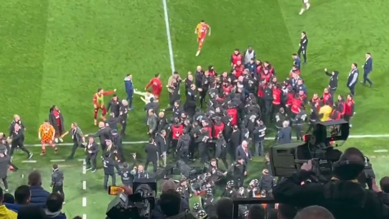 Fenerbahçe ile Galatasaray derbisinde saha karıştı, oyun durdu