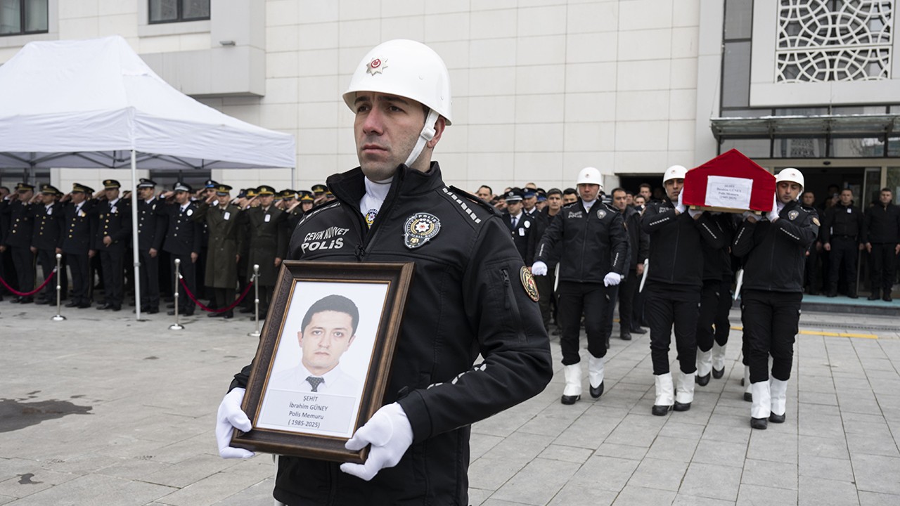 Cumhurbaşkanlığı konvoyu kaza yapmıştı! Şehit olan polis memuru için tören