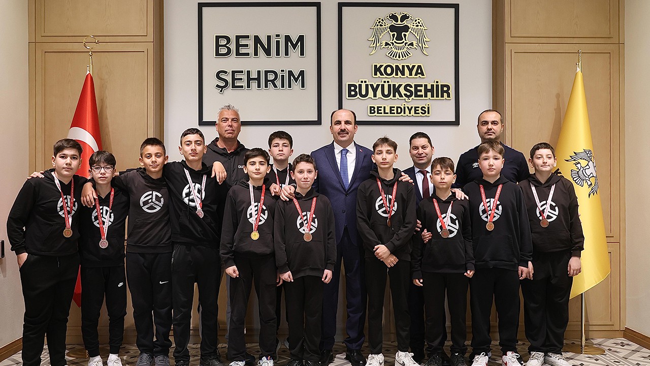 Başkan Altay okullar arası voleybol şampiyonalarında dereceye giren öğrencileri tebrik etti