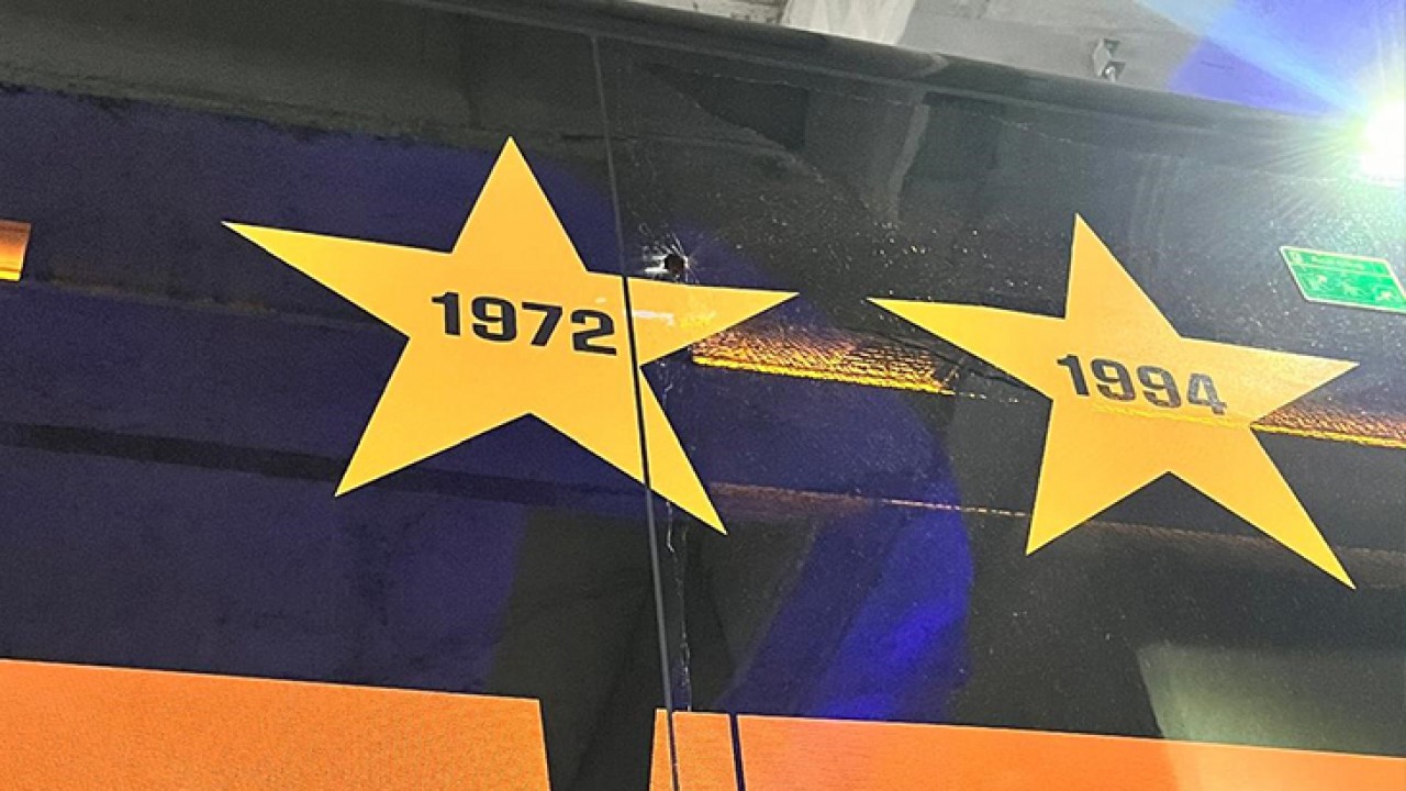 Galatasaray'ın takım otobüsüne taşla saldırı
