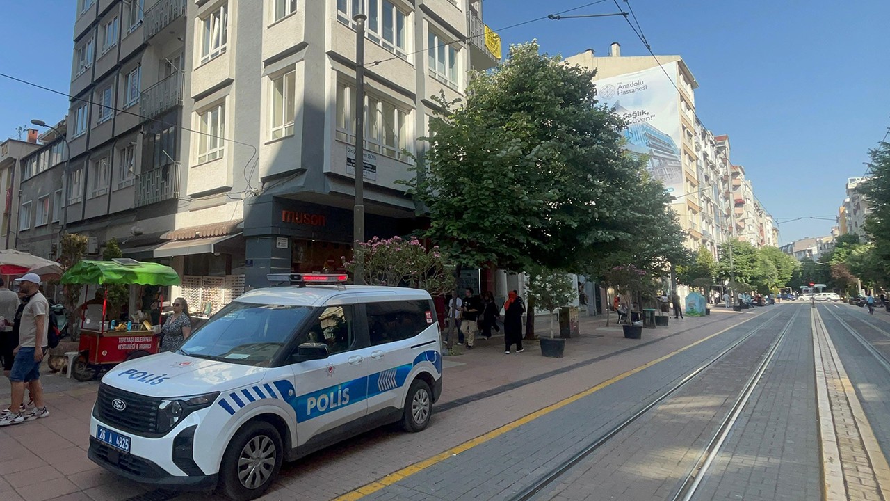 Emekli doktor evinde ölü bulundu