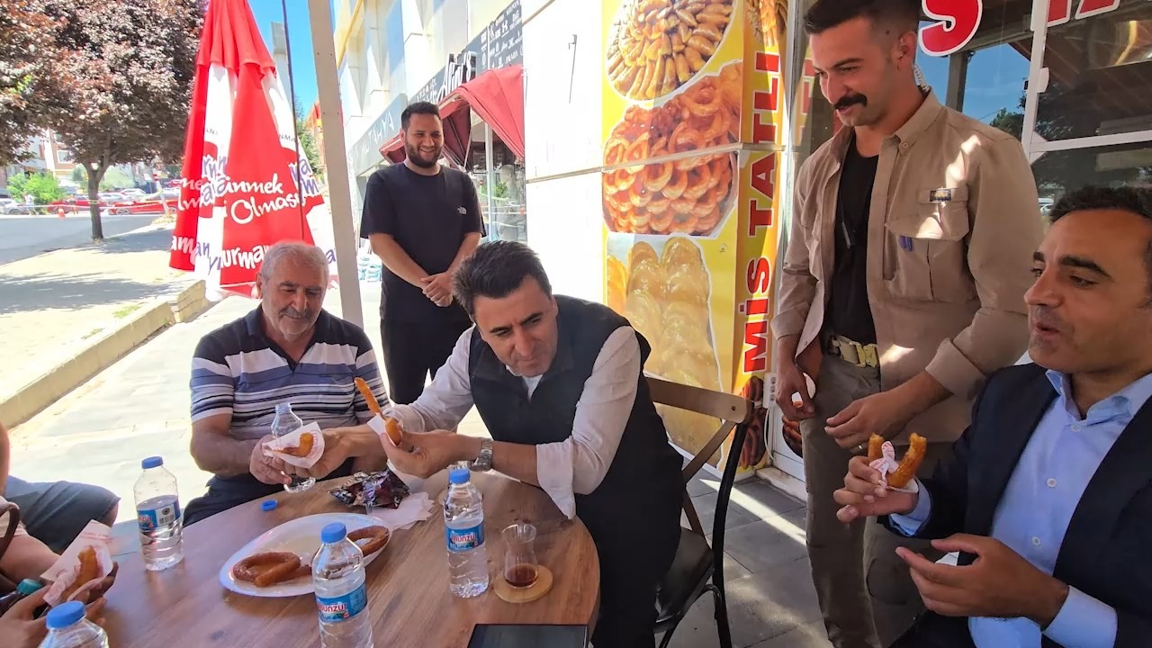 Vali Şefik Aygöl, ikram ettiği marula çiğ köfte koymayı unuttuğu polis memuruna tatlı ısmarladı