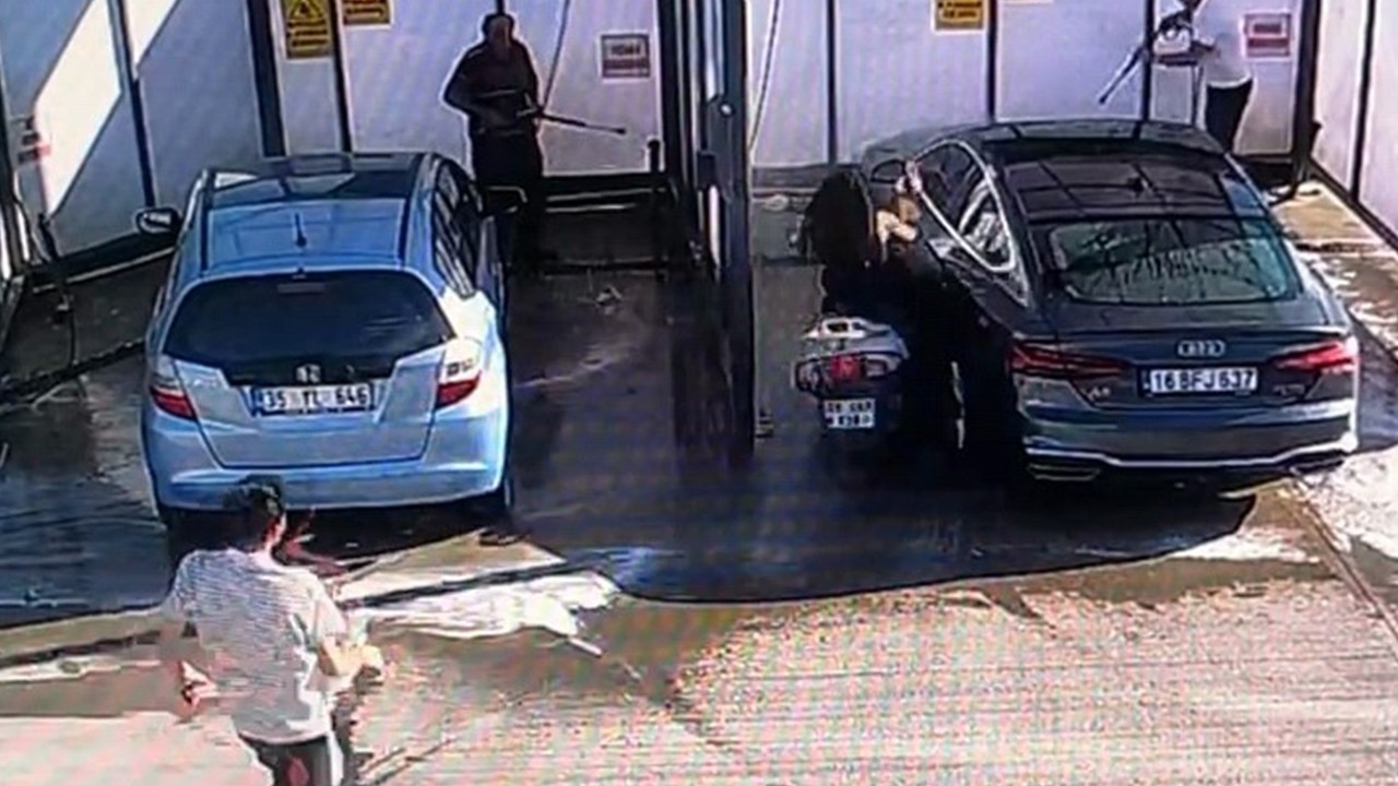 Motosikletli genç kız benzinlikte yıkanan otomobile çarptı: Yakıt istasyonundaki kaza kamerada