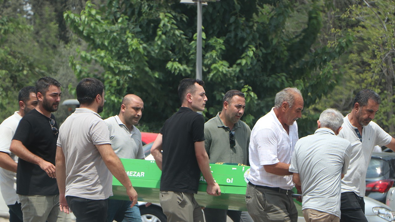 İnfaz koruma memurunun öldürdüğü eşi ve kızı toprağa verildi