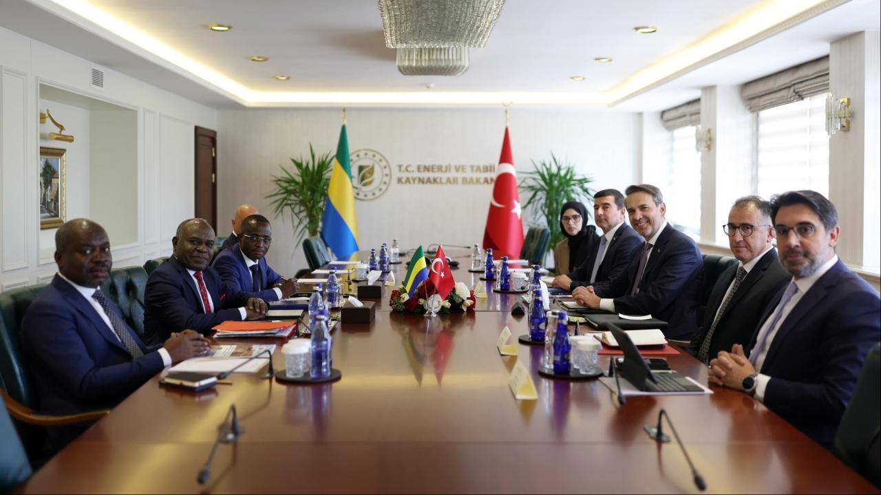 Bakan Bayraktar, Gabonlu bakanlarla görüştü