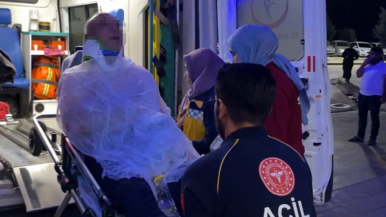"Müziğin sesini kısın" diyen emekli polis memurunu darbedip bıçakladı
