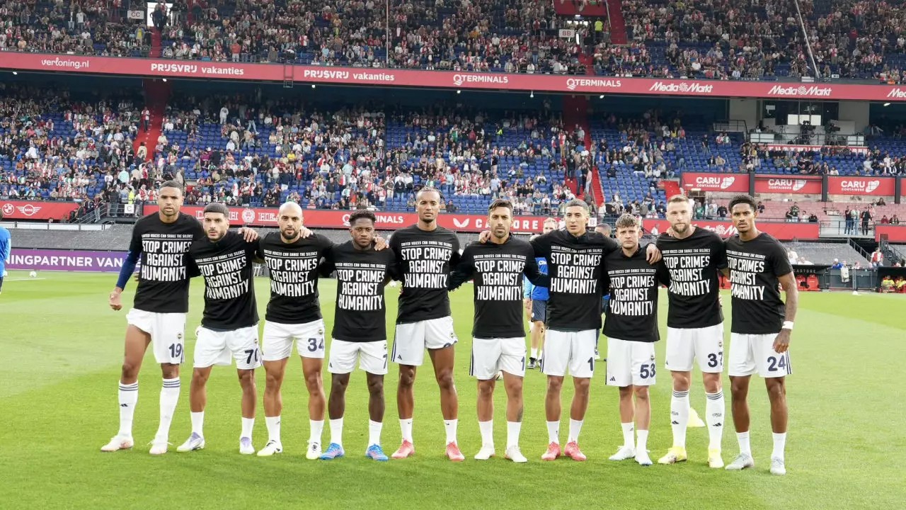 Fenerbahçe'den Feyenoord maçında dünyaya mesaj! "İnsanlığa Karşı Suçu Durdurun"
