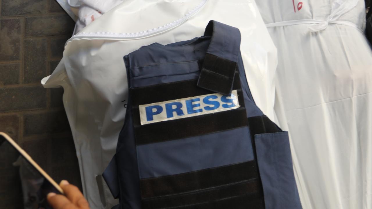 Katil İsrail Gazze'de bir gazeteciyi daha öldürdü