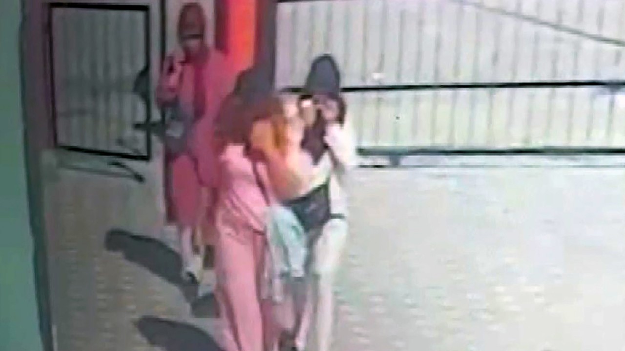3 kadın, kapısını kırıp girdikleri evden 200 bin liralık altın çaldı
