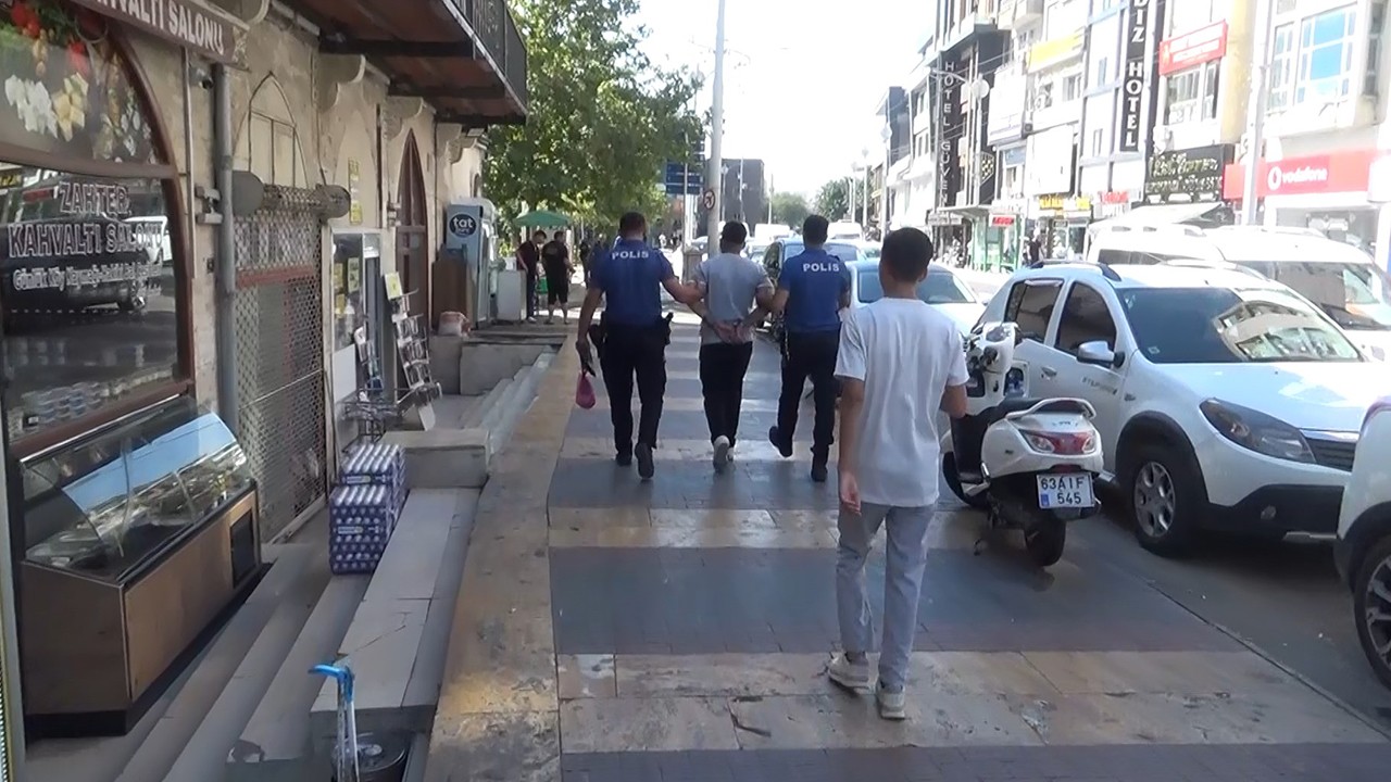 Polisleri görünce elindeki altın dolu poşeti atıp kaçmaya çalışan şüpheli yakalandı