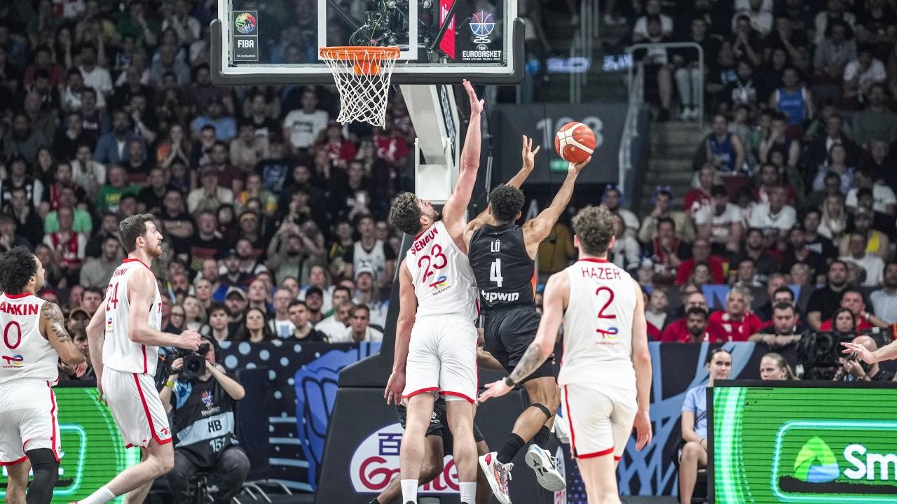 Avrupa ikincisi olan A Milli Basketbol Takımı'na tebrikler peş peşe geldi