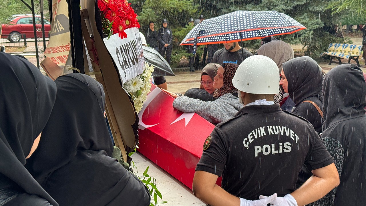 Kazada hayatını kaybeden polis memuru gözyaşları arasında toprağa verildi