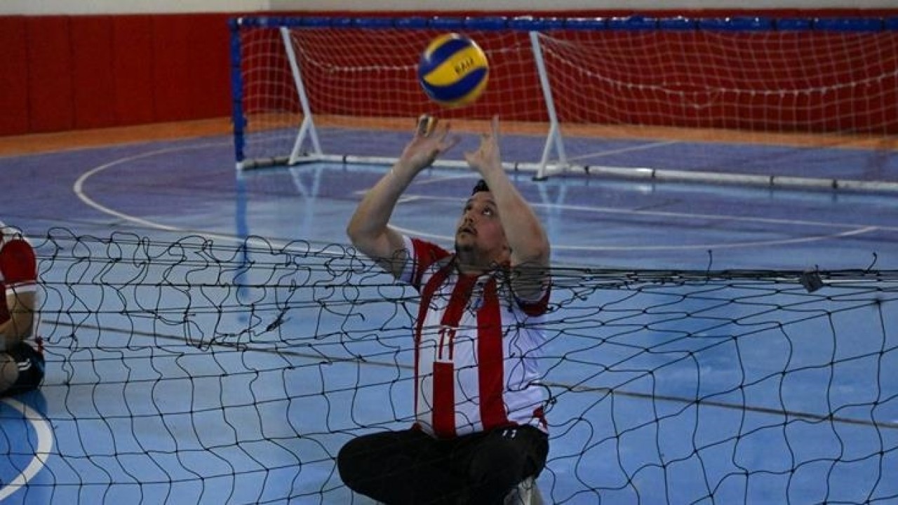 Depremde bacağını kaybetti, voleybolla hayata tutundu