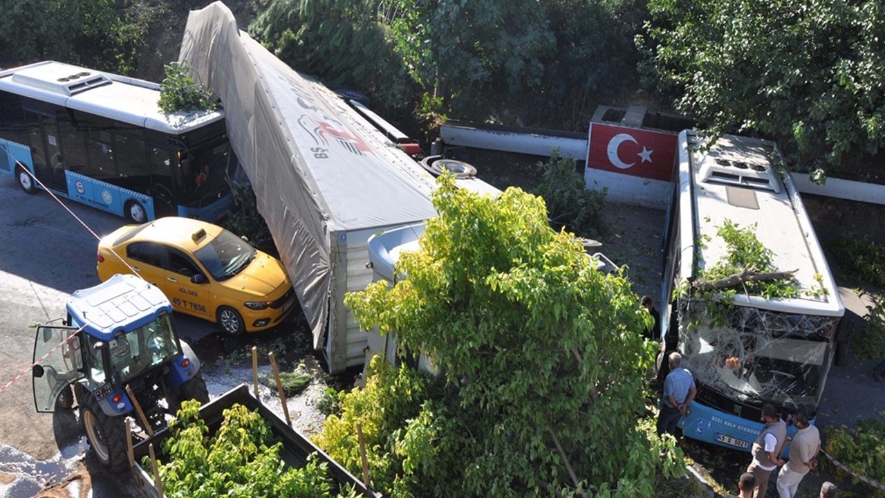İki araç ile polis memuruna çarpan TIR, köprüden uçtu! 1 ölü, 2 yaralı