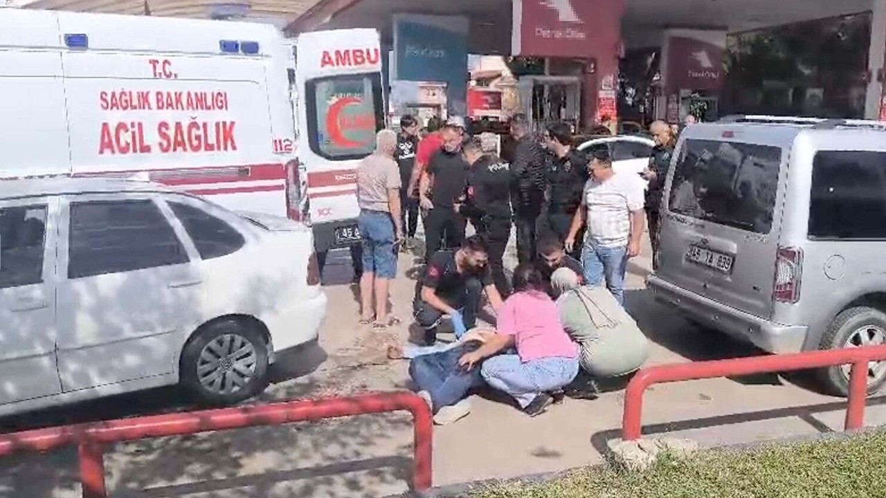 Eski eşi ile onun yanındaki kişiyi bıçaklayıp kaçtı
