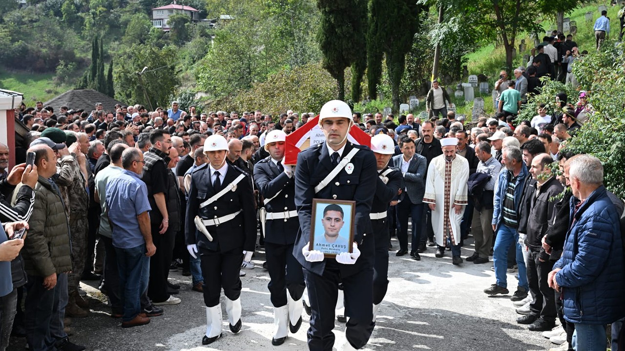 Uçuruma düşen polis memuru toprağa verildi
