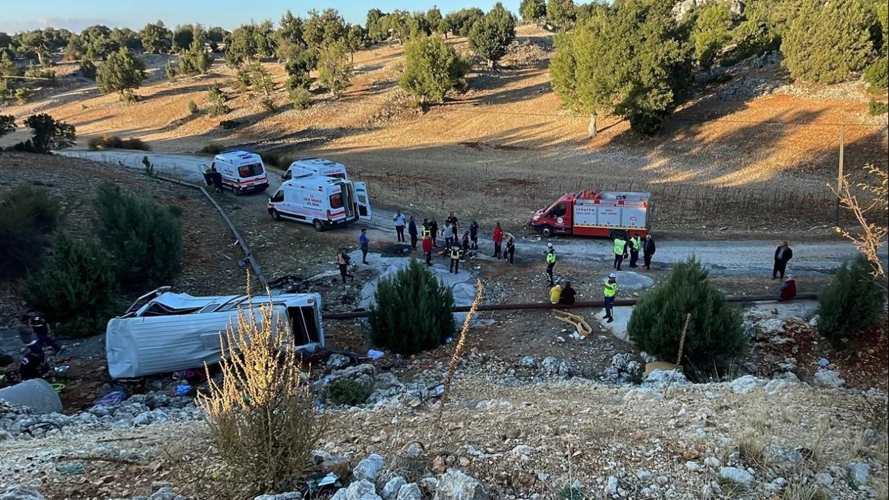 İşçi servisi şarampole devrildi: Ölü ve yaralılar var
