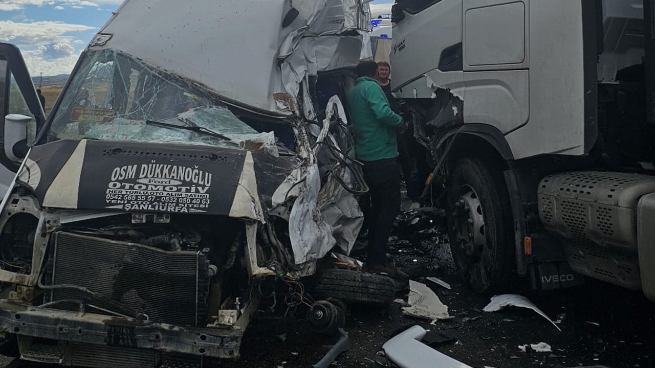 TIR ile tarım işçilerini taşıyan minibüs çarpıştı! Yaralılar var