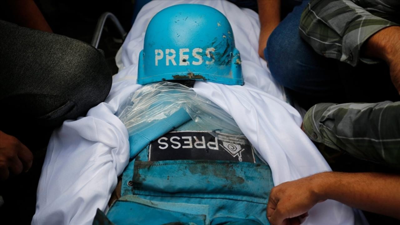 Gazze'de katil İsrail'in silahlandırdığı çeteler Filistinli gazeteciyi öldürdü