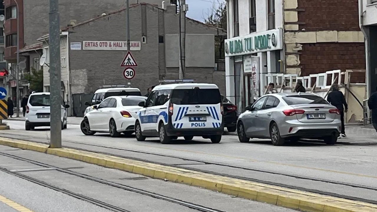 Polis aracına çarpıp kaçtı