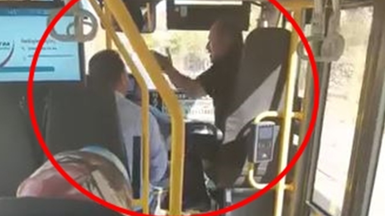 Minibüs şoförü ile yolcu arasında 'durak' kavgası: Yumruklar havada uçuştu