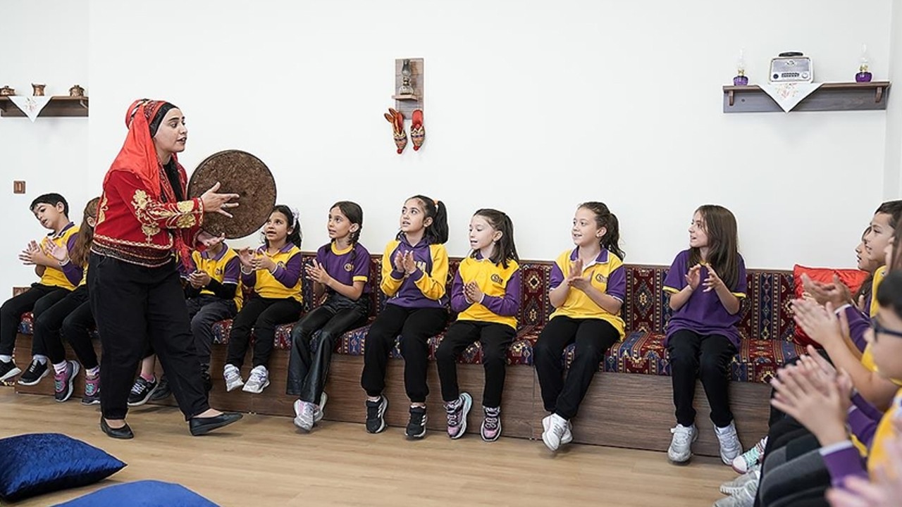 Kadın meddah, okul okul gezerek geleneği yaşatıyor