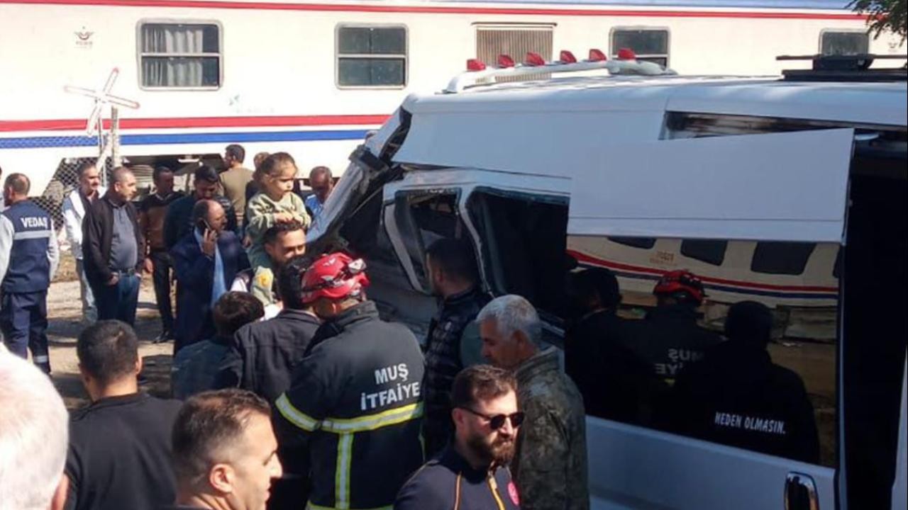 Yolcu treni servis minibüsüne çarptı: 17 öğrenci yaralandı