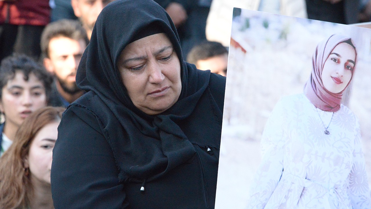 Diyarbakır'da Rojin Kabaiş için oturma eylemi düzenlendi