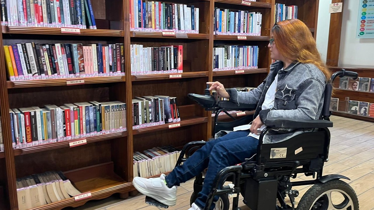 Serebral palsili Özlem, kitaplarla hayata tutundu