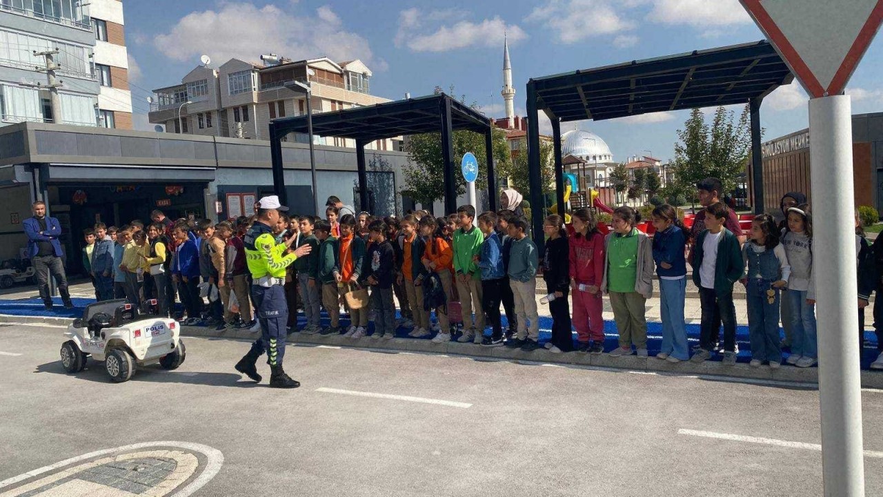 Konya'da jandarmadan 3 bin 58 kişiye trafik güvenliği konusunda eğitim