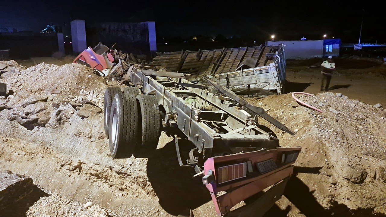 Nar yüklü TIR şarampole yuvarlandı