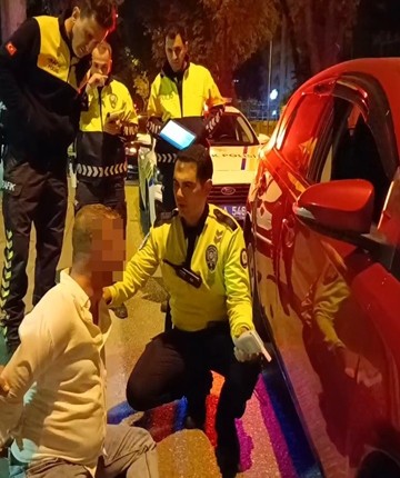 Aracını polislerin üzerine süren alkollü sürücü, 'Amcam MİT'te' deyip ekiplere direndi