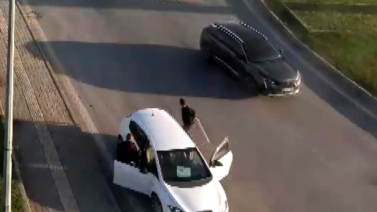 Kendisini durdurmak isteyen polise sopayla saldırdı! Tutuklandı