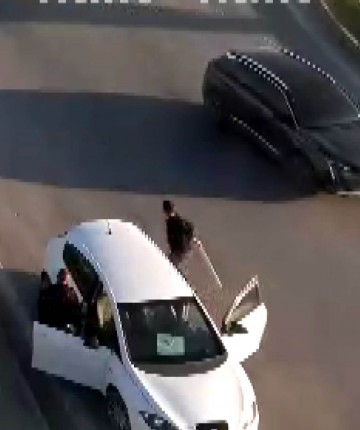 Kendisini durdurmak isteyen polise sopayla saldırdı! Tutuklandı