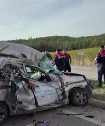 Otomobilin temizlik kamyonuyla çarpışması sonucu 3 kardeş ile enişteleri hayatını kaybetti